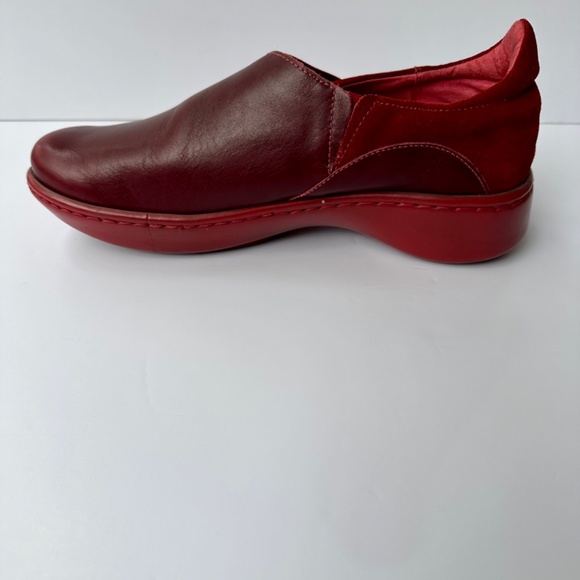 NAOT Slip-ons, EU 37, Narrow; Burgundy. - Picture 5 of 6